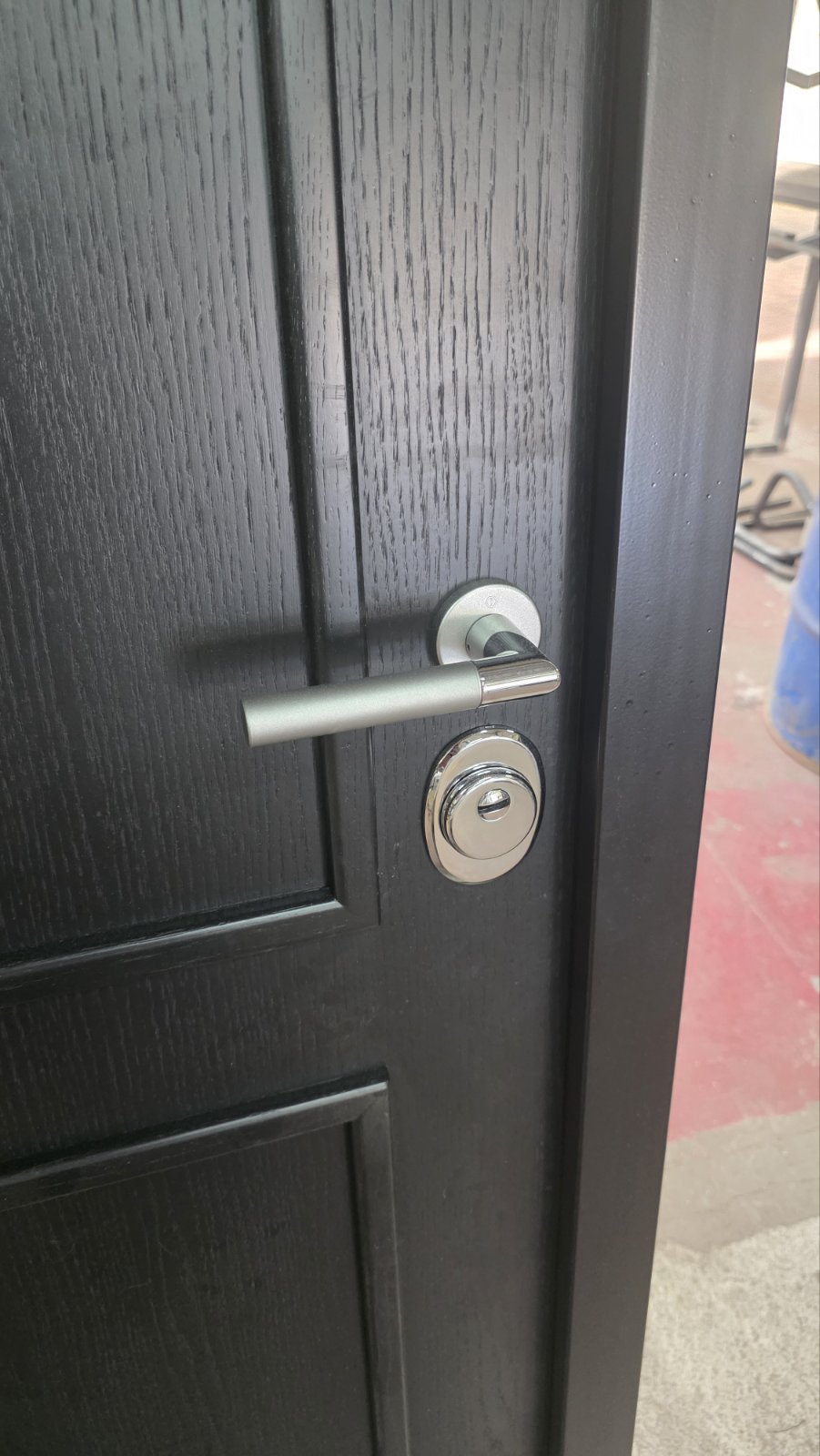 Detalj kvake i cilindra na gotovim vratima