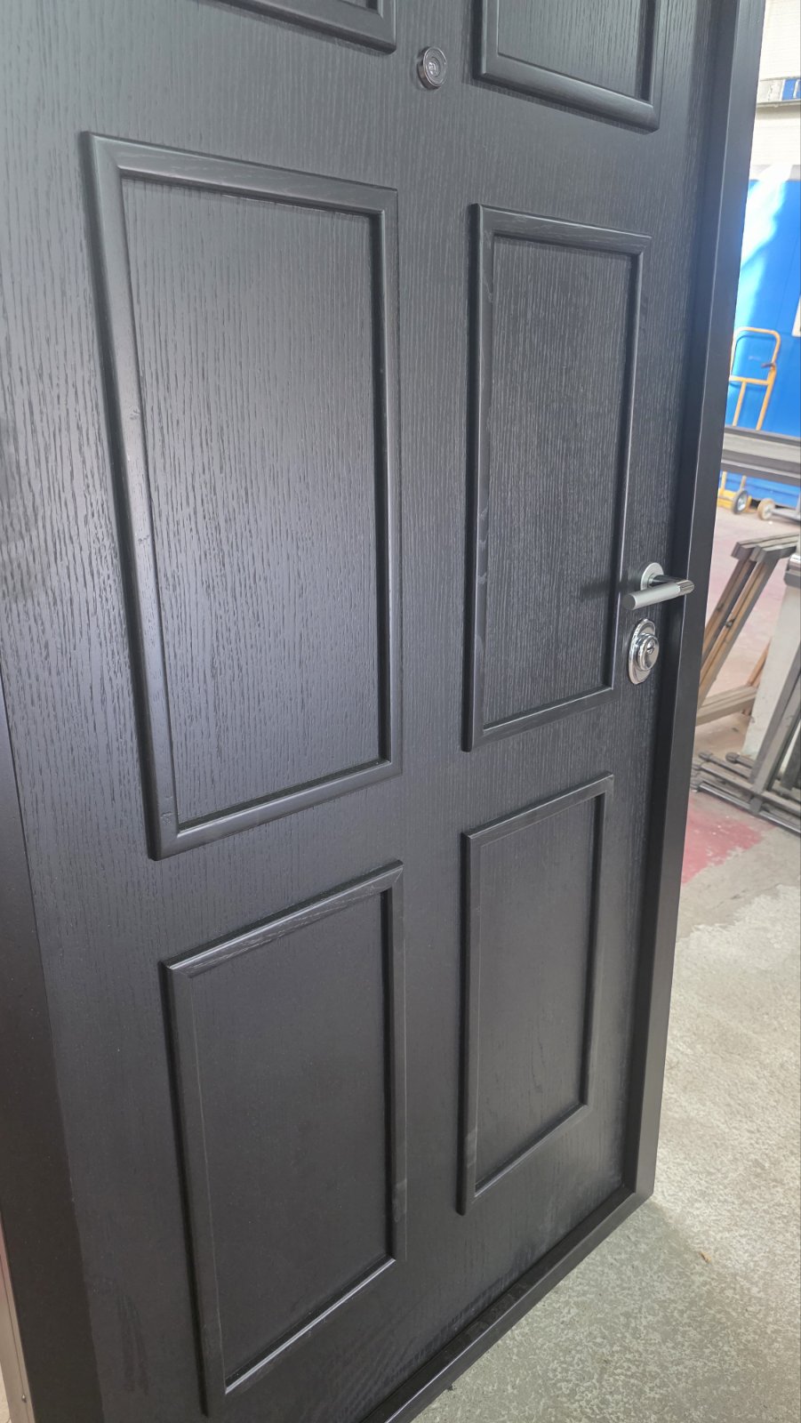 Crna panelna vrata, detalj
